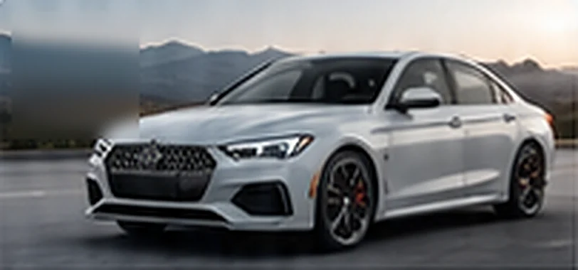 Sedan premium prata em cenário de concessionária